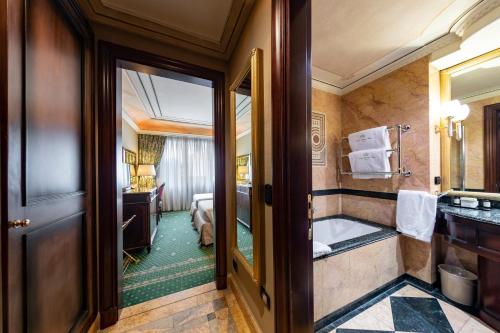 Ett badrum på River Chateau Hotel