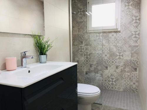 Kúpeľňa v ubytovaní ROC MAR 3 3D - Apartamento cerca del centro y de la playa - terraza con vistas al mar y al puerto