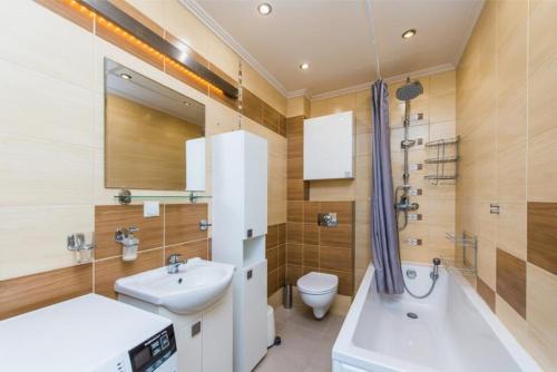 y baño con lavabo, bañera y aseo. en Apartament Pruszcz Gdański, en Pruszcz Gdański