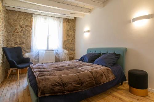 une chambre avec un lit, une chaise et une fenêtre dans l'établissement Le Sainte Claire, à Annecy