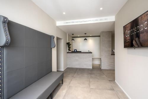 a waiting room with a bench and a counter at Hotel Ristorante Centosedici in Terracina