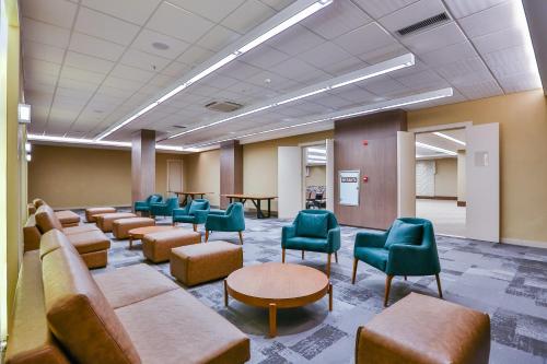 a waiting room with couches and chairs at Transamerica Collection Goiania in Goiânia