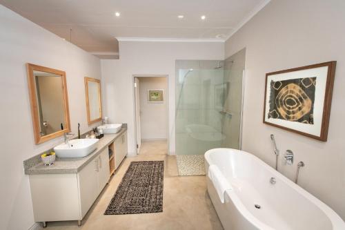 Bathroom sa Nyaleti Lodge
