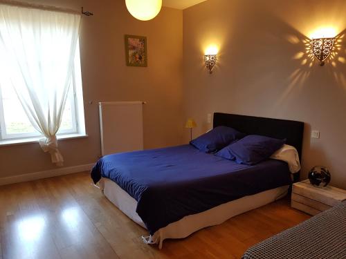 サン・テニャンにあるTartigousseのベッドルーム1室(青いシーツと窓付)