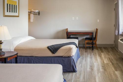 Кровать или кровати в номере Merit Inn and Suites