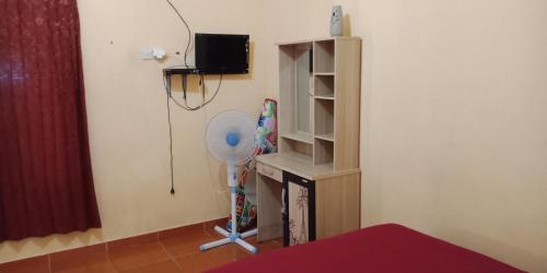 KalakにあるPlatar Ombo Homestayの本棚とファン付きの部屋