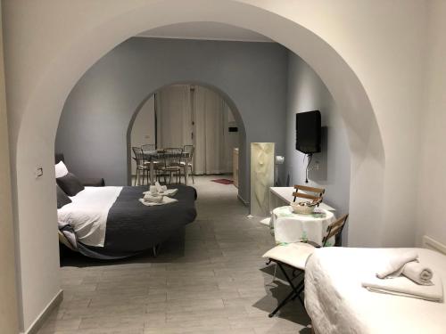 Habitación con 2 camas, mesa y sillas en Al Bastione Holiday House, en Palermo