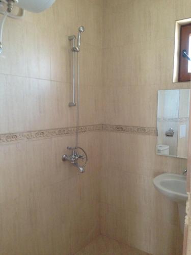 a bathroom with a shower and a sink at Diamond Kiten in Kiten