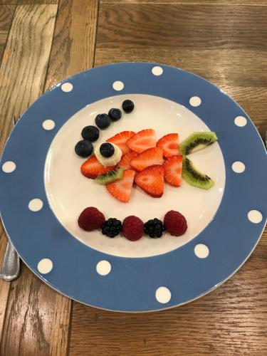 un plato de fruta con una cara hecha de fruta en South Craighall B&B, en Eaglesham