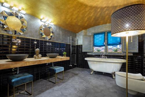 Ett badrum på Palazzo di Alcina - Residenza d'Epoca - Luxury-