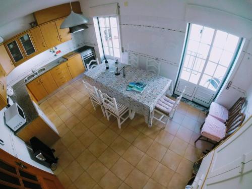 an overhead view of a kitchen with a table and chairs at Peniche Surf Lodge 2 in Peniche