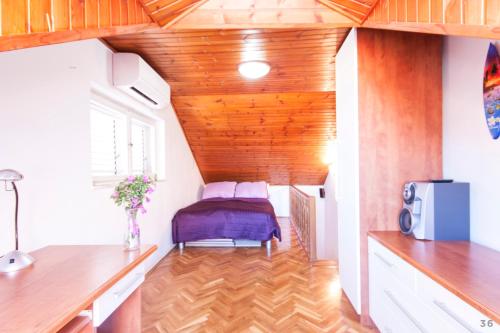 een slaapkamer met een bed in een kleine kamer bij Holiday Home Revelin- Great Location in Dubrovnik