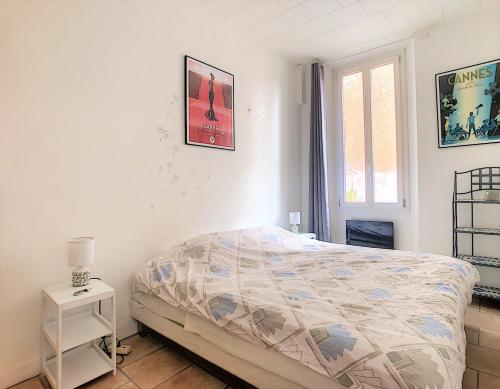 カンヌにあるClémenceau Plagesのベッドルーム(ベッド1台、窓付)