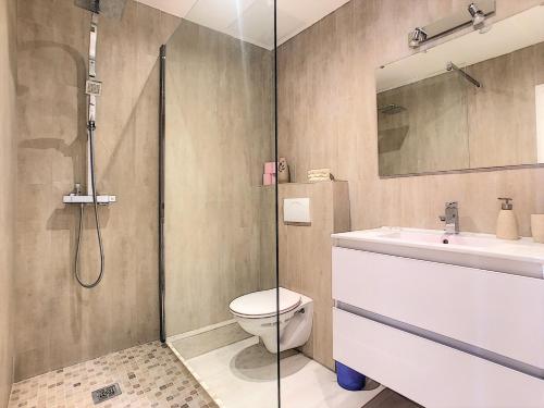 カンヌにあるClémenceau Plagesのバスルーム(シャワー、トイレ、シンク付)