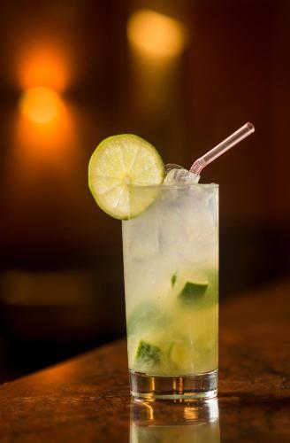 a drink with a lime slice on a table at Hotel Luzeiros São Luis in São Luís