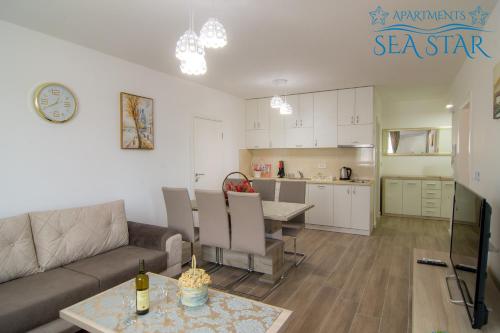 Kuchyň nebo kuchyňský kout v ubytování Sea Star Apartment