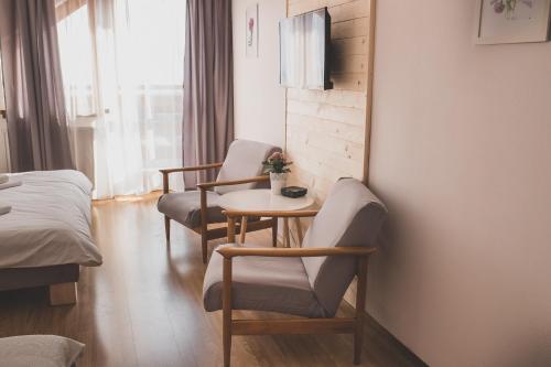 a room with two chairs and a table and a bed at Pensjonat Zacisze in Czchów
