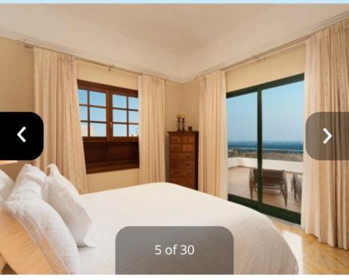 1 dormitorio con cama y ventana grande en Villa Mareas, en Playa Blanca
