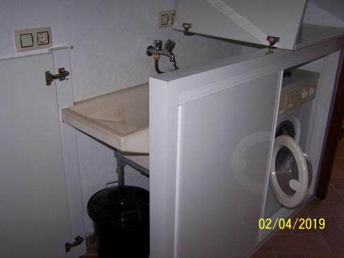 a bathroom with a sink and a washing machine at Casa Rural Altozano Elche de la Sierra in Elche de la Sierra