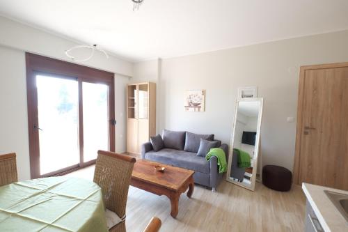 una sala de estar con un sofá y una mesa en Villa Valerie, en Nikiti