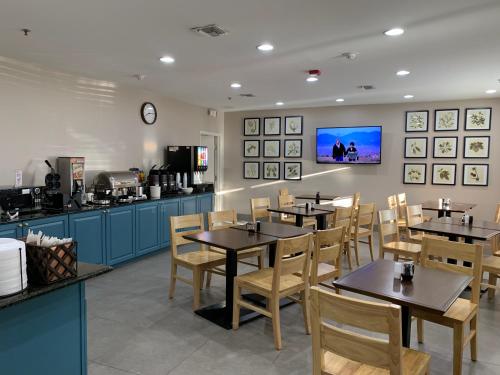 a dining room with tables and chairs in a restaurant at Country Inn & Suites By Radisson, Charleston North, SC in Charleston