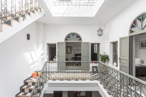 eine Treppe in einem Haus mit weißen Wänden und Decken in der Unterkunft Riad Dar-tus in Tangier