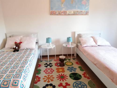 twee bedden naast elkaar in een kamer bij Pisa apartment in Pisa