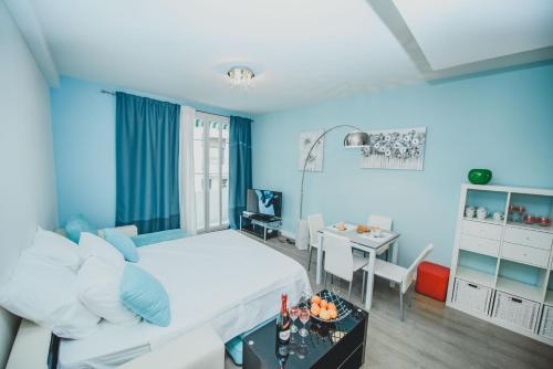 - une chambre avec un lit blanc et une salle à manger dans l'établissement AzurAppart 3room Nice Promenade, à Nice