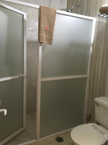 La salle de bains est pourvue d'une douche avec une porte en verre. dans l'établissement Hotel San Angel, à Puebla
