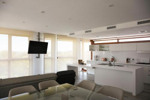 a living room with a couch and a kitchen at Aizarker in La Plata