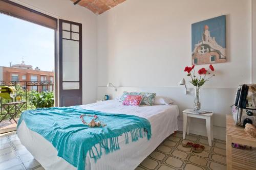 Postel nebo postele na pokoji v ubytování Happy People Gaudi Sant Pau Apartments