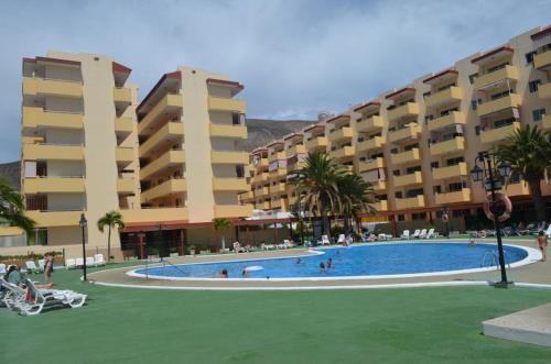 a large swimming pool in front of a building at Los Angeles in Los Cristianos