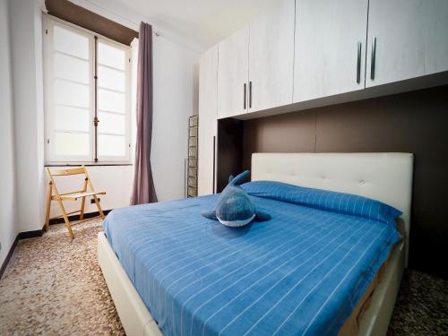 - une chambre avec un lit avec un animal rembourré dans l'établissement CASA DEGLI INDORATORI ACQUARIO - GENOVABNB it, à Gênes