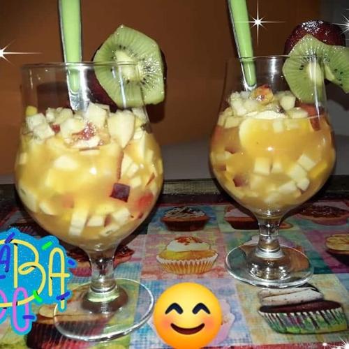 two glasses with a drink with a lime slice in it at Hostal Sisabel in Tinogasta