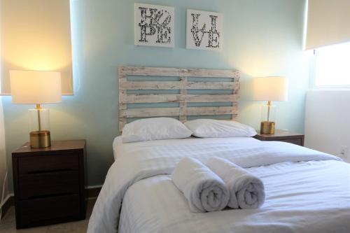 a bedroom with a bed with towels on it at Ideal tu casa fuera de casa in Cancún