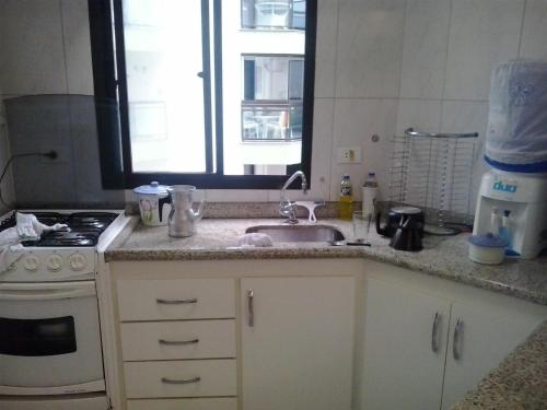 O bucătărie sau chicinetă la Apartamento Enseada, Guarujá, 3 dorms, 3 banhs, 8 pessoas, 250 metros da praia, 2 sacadas, 2 vagas de garagem