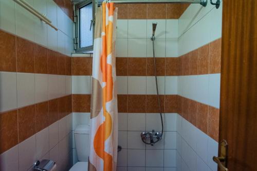 Un baño de Greek Islands Studios