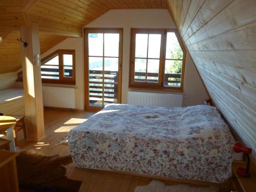 Postel nebo postele na pokoji v ubytování Chalet Bellevue Rogla
