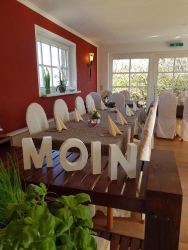 a dining room with amber sign on a table at Hotel Schleimünde in Kappeln