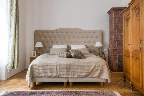 Een bed of bedden in een kamer bij Belle Epoque II, luxury suite 50m to Main Square