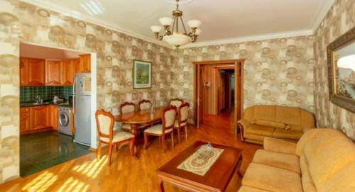 uma sala de estar com uma mesa e uma cozinha em Seaside Apartments em Baku