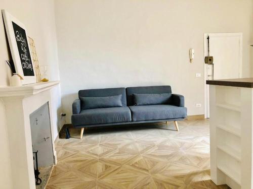 um sofá azul sentado numa sala de estar em Sciri Suite #1 em Perugia
