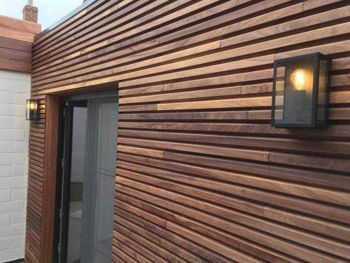 a wooden wall with a light on the side of a building at Studio 't Ponton in Nieuwpoort
