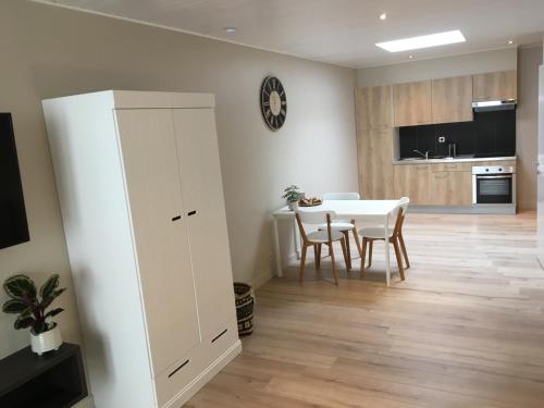 a living room with a table and a white cabinet at Studio 't Ponton in Nieuwpoort