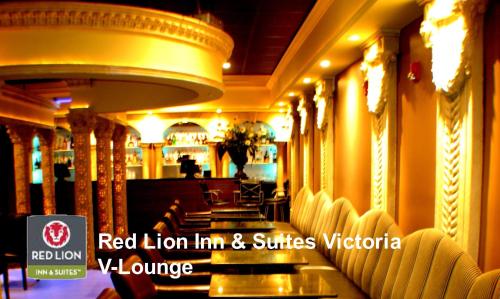 a restaurant with a red lion inn and suites victoria at Red Lion Inn and Suites Victoria in Victoria
