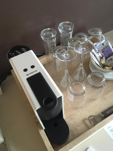 - un téléphone portable sur une table avec des verres à vin dans l'établissement Studio 't Ponton, à Nieuport