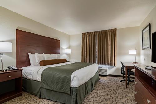 Un pat sau paturi într-o cameră la Cobblestone Inn & Suites - Lamoni