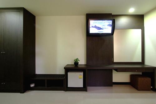 TV at/o entertainment center sa Srisomthai Hotel