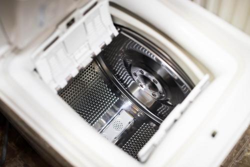 On voit une machine à laver avec sa porte ouverte. dans l'établissement Apartment Jacobs, à Bled