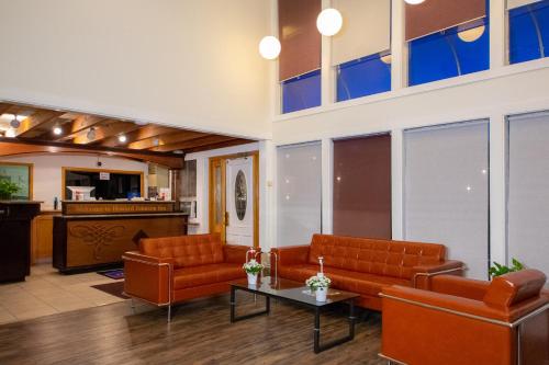 a waiting room with leather chairs and a table at Cape Sands Inn in West Yarmouth